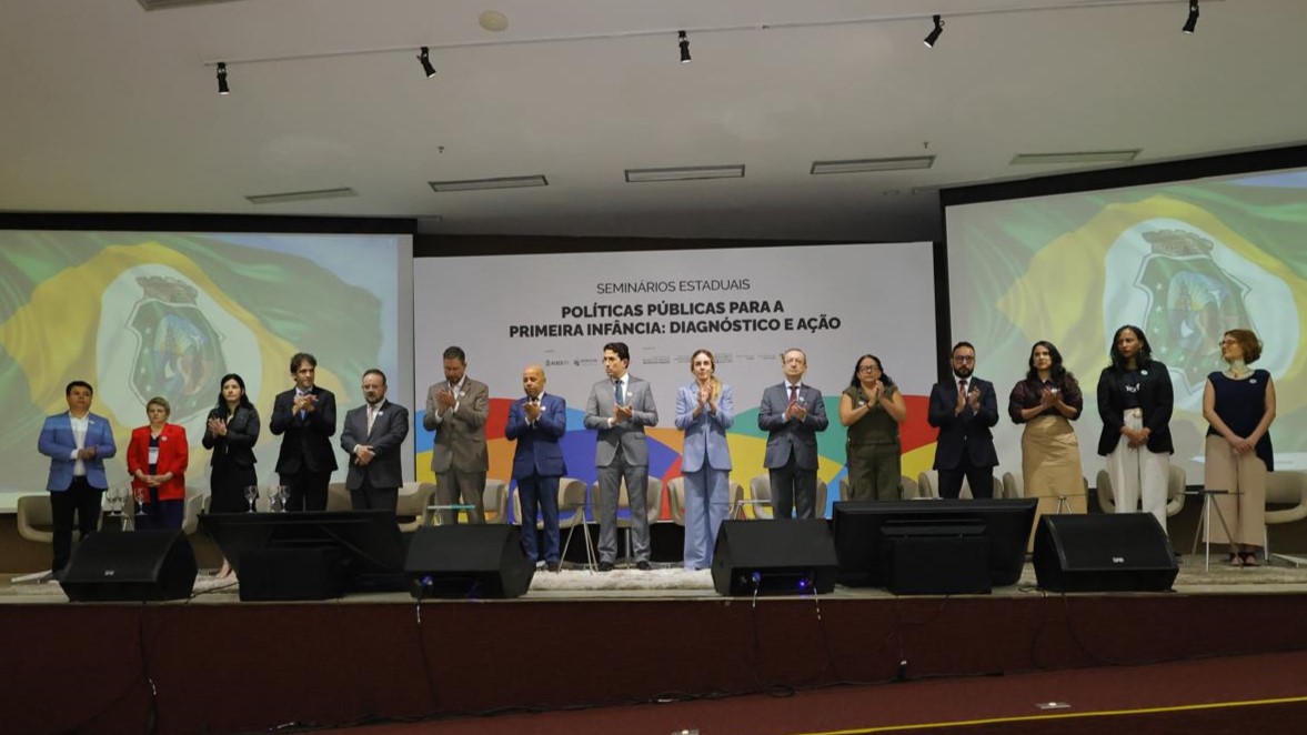 grupo de pessoas posa para a foto